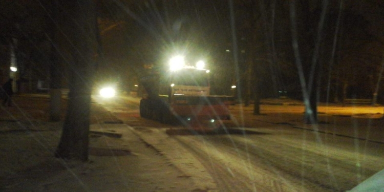 В Николаеве снегоуборочная техника выехала на расчистку дорог