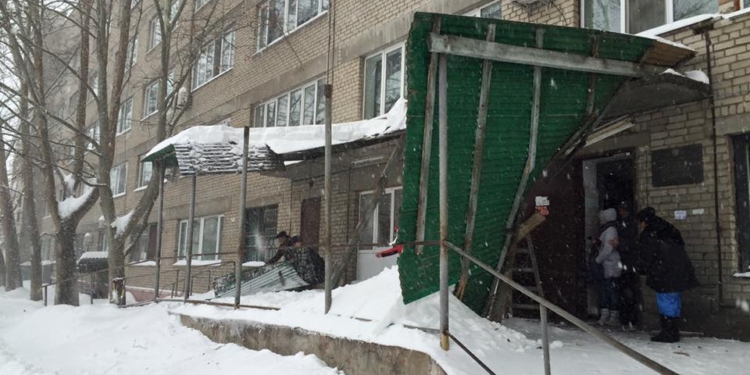 В БСМП под тяжестью снега упала крыша эстакады