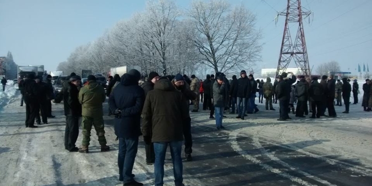 Участники АТО перекрыли движение на трассе Киев-Харьков