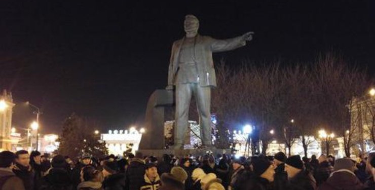 В Днепропетровске повалили памятник Петровскому