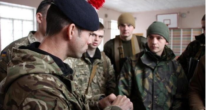 В Николаеве британские инструкторы учат сержантов-морпехов быть лидерами