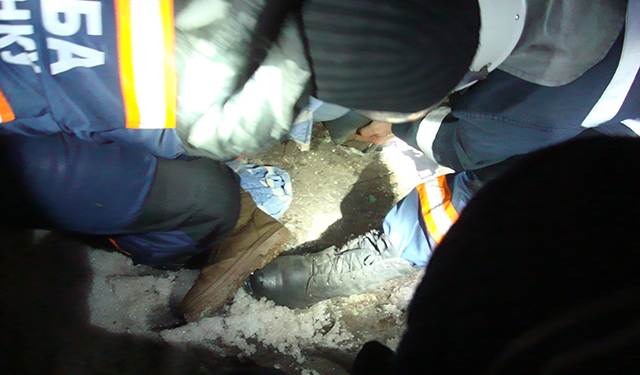 На Красных Маевщиков женщина попала ногой в открытый люк. вытаскивали спасатели