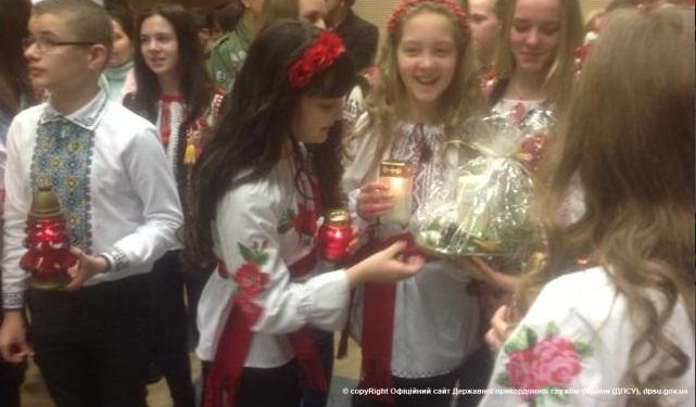 Накануне Рождества на границе с Польшей передали Вифлеемский огонь мира