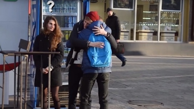Юмористы: в Николаеве накануне Рождества студенты обнимали мужчин, но не всех это радовало