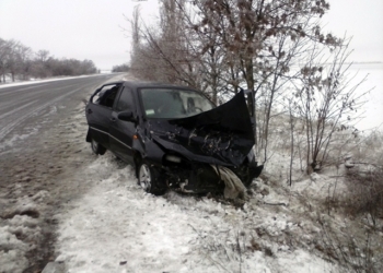 Дорога скользкая: на трассе Николаев-Одесса в кювет слетела «Лада Калина» – водитель и пассажиры живы, но в больнице