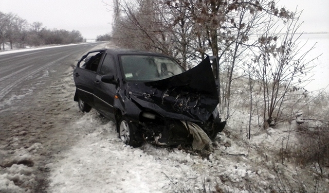 Дорога скользкая: на трассе Николаев-Одесса в кювет слетела «Лада Калина» – водитель и пассажиры живы, но в больнице