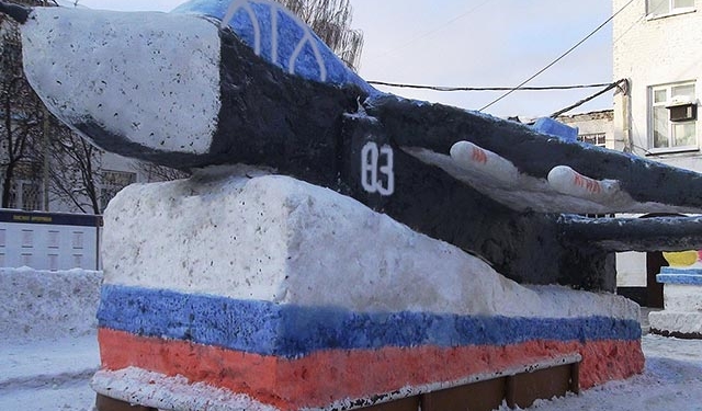 В РФ заключенные слепили из снега копию сбитого Турцией Су-24