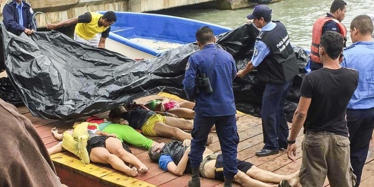 В Карибском море затонуло судно с туристами, погибло 13 человек