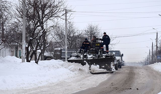 Не все улицы Николаева освобождены от снега: спасатели расчищали Ракетное урочище