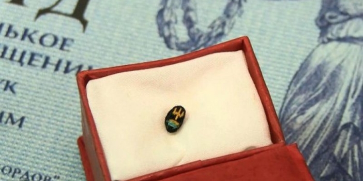 Мастерица из Херсона вышила Национальный герб и флаг на крошечном зернышке