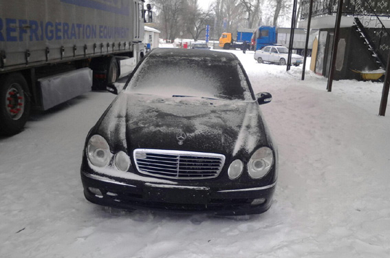 Два молодых и пьяных решили ночью покататься по снегу и угнали “Мерседес”