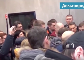 Россияне пошли штурмовать банки