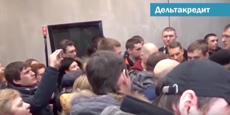 Россияне пошли штурмовать банки