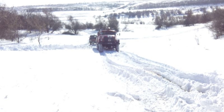 Трех девочек-погодок с высокой температурой спасатели Николаевщины своевременно доставили в больницу