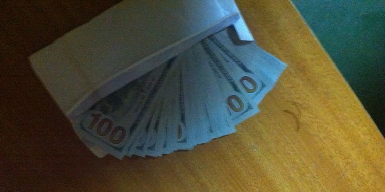 Граждане, сдавайте валюту: сотрудники Николаевской таможни нашли припрятанные сирийским капитаном $5,9 тыс.