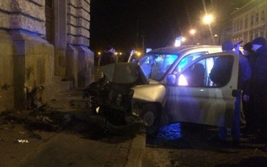 Во Львове машина протаранила стену оперного театра