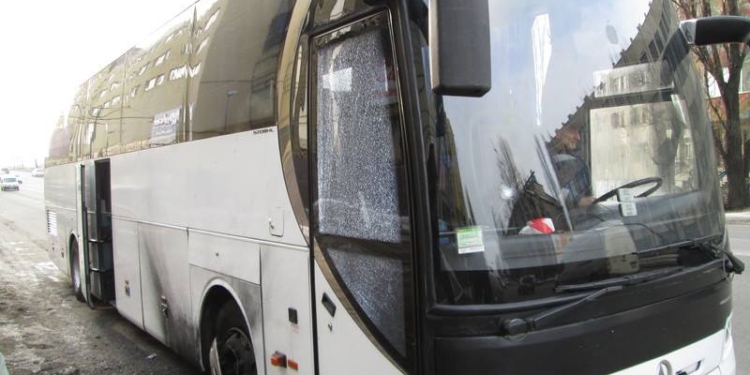 В Киеве в машину коммунальщиков, которые демонтировали незаконный ангар, бросили гранаты