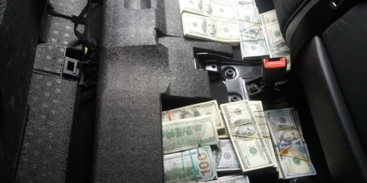 260 тыс.долларов вез гражданин в оккупированный Донецк