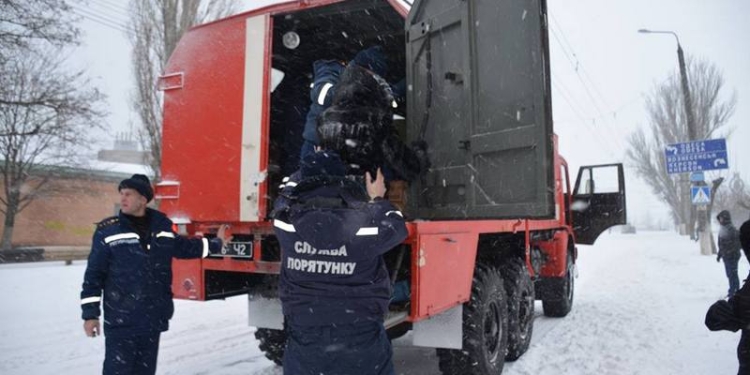 Спасатели не только машины из сугробов вытаскивают, но и людей с остановок транспорта в Николаеве забирают