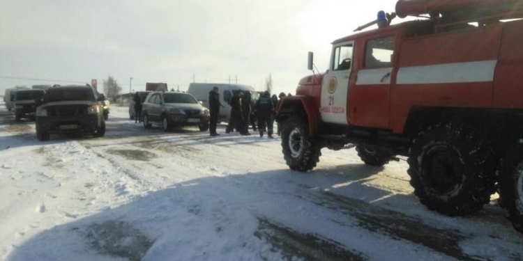 И где логика? У Троицкого водители «взяли в осаду» автомобиль спасателей с требованием решить вопрос… по расчистке и открытию дорог