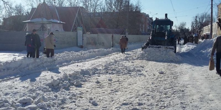 Коммунальщики и морпехи освобождают из снежного плена трамвайные пути в Николаеве