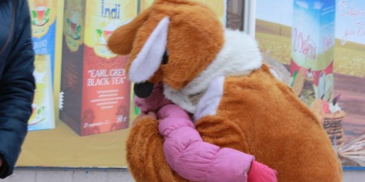 Всемирный день объятий в Снигиревке: «обнимашки» устроили кенгуру, олень и клоун