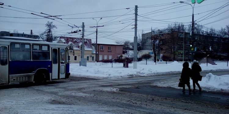 Не сильный-то и снегопад был: в Николаеве дороги проезжаемы, но с «кашей», маршрутки ходят