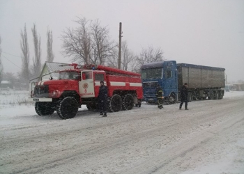 К середине дня из снежных заносов спасатели Николаевщины вытащили почти три десятка авто