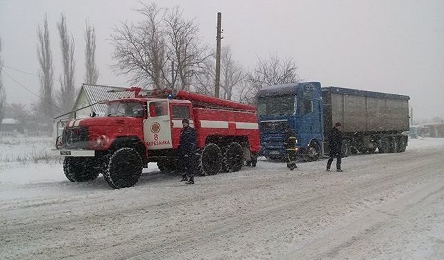 К середине дня из снежных заносов спасатели Николаевщины вытащили почти три десятка авто