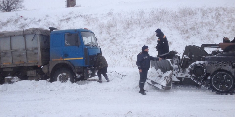 Спасатели расчищают трассу Н-14 «Николаев-Кировоград»: уже «дошли» до Воссиятского
