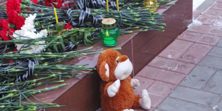 В Мариуполе прошел траурный митинг в память годовщины обстрела «Восточного»