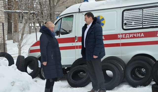 НГЗ вручил финские зимние шины пункту постоянного базирования бригад скорой помощи в Жовтневой ЦРБ