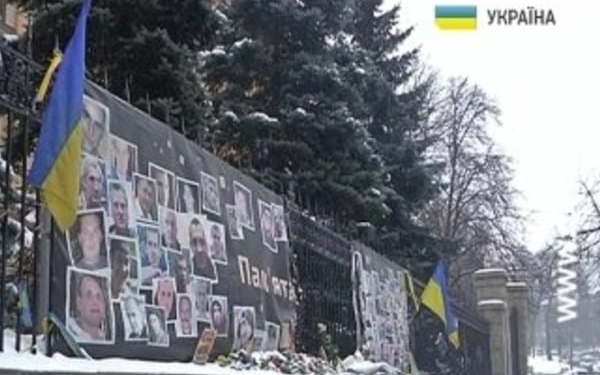 В Киеве на Грушевского сожгли полотно с фотографиями Героев Небесной сотни