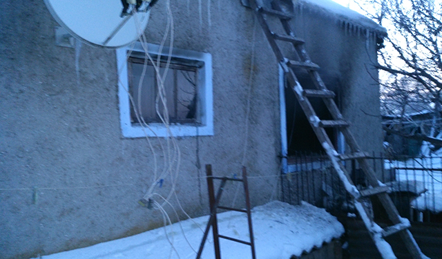 Покурил и крепко уснул. Так его и вынесли из загоревшегося дома – спящим