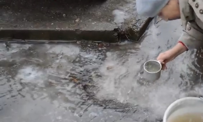 В Запорожье из-за аварии на водоводе люди пьют воду из луж 1