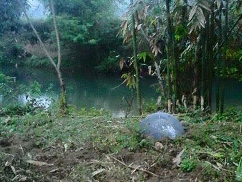 Что это? Во Вьетнаме с неба упали металлические шары