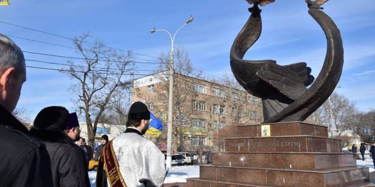 Память Героев Крут представители власти почтили у памятника Героям Небесной Сотни