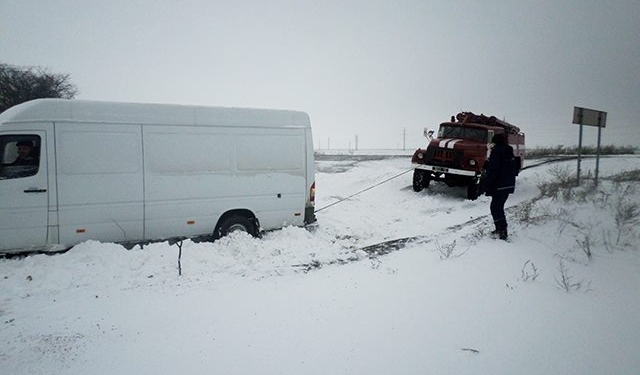 К середине дня из снежных заносов спасатели Николаевщины вытащили почти три десятка авто