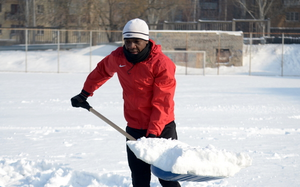 Чтобы потренироваться на воздухе, МФК «Николаев» сначала убрал снег: лопатой помахать пришлось и прибывшему на просмотр камерунцу