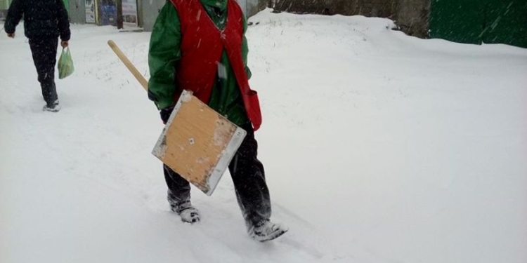 Снегопад в Николаеве: коммунальщики пытаются бороться со стихией