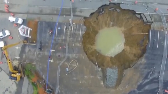 В США после ливней вместо магистрали образовалась огромная дыра