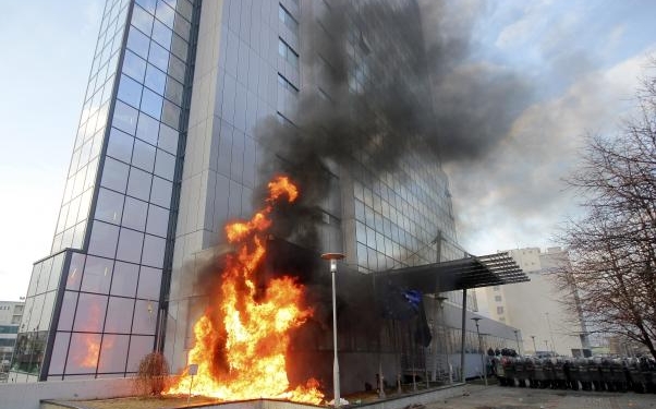 В Косово протестанты подожгли здание правительства