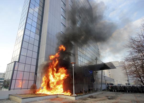 В Косово протестанты подожгли здание правительства 1