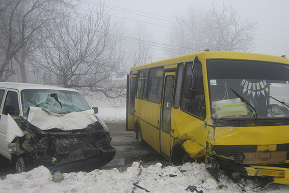 Под Одессой из-за тумана и гололеда столкнулись автобус и микроавтобус 13
