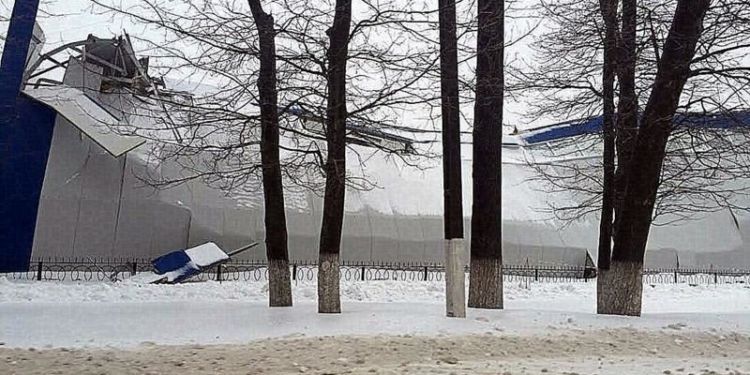 В Полтаве снег обрушил крышу спорткомплекса