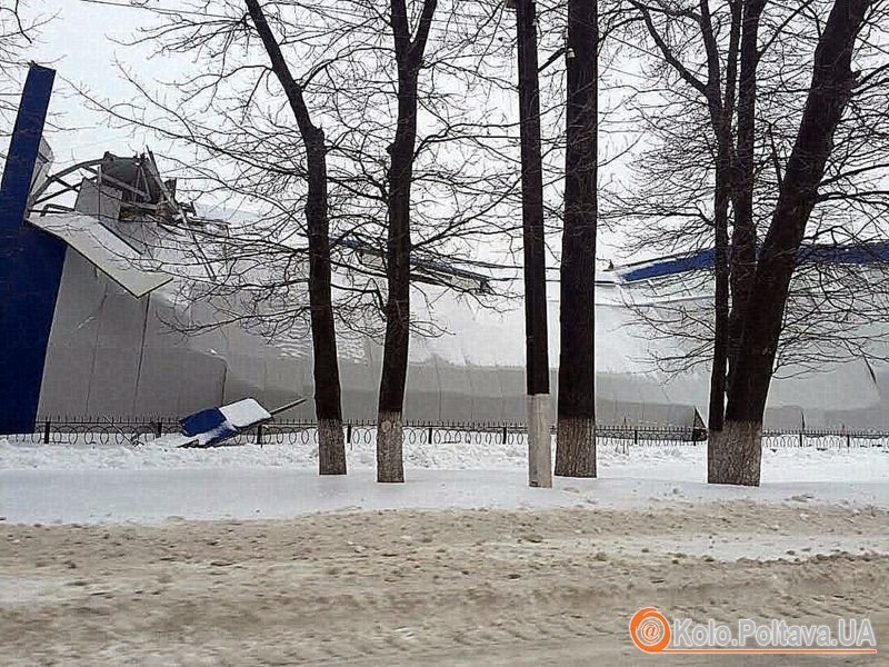 В Полтаве снег обрушил крышу спорткомплекса 2