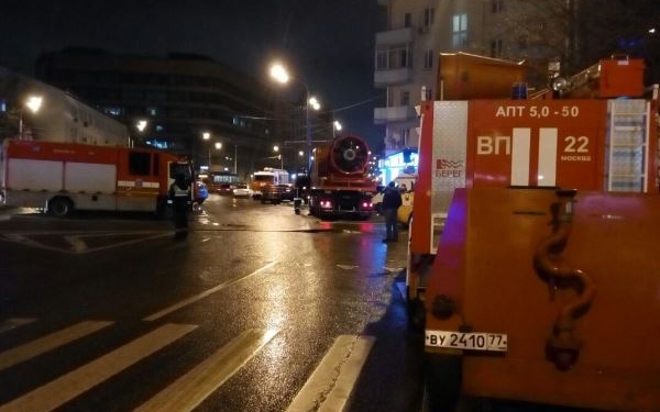В Москве большой пожар. Горит швейная фабрика