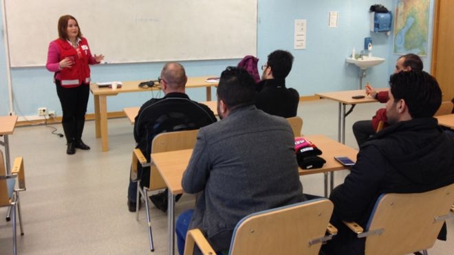 В Финляндии для беженцев проводят уроки: вы не можете купить жену