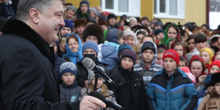 Порошенко заявил о необходимости пересмотра школьных учебных программ