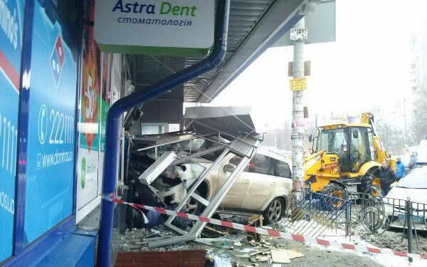 В Киеве джип влетел в пиццерию. Много пострадавших